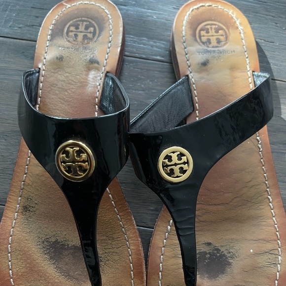 Tory Burch Cameron Thong Black Patent Leather Sandals Gold Logo Size 9.5 - Picture 4 of 5